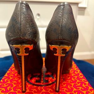 Tory Butch Women Brown Pump Heels Snakeskin Size 8 Great Condition !